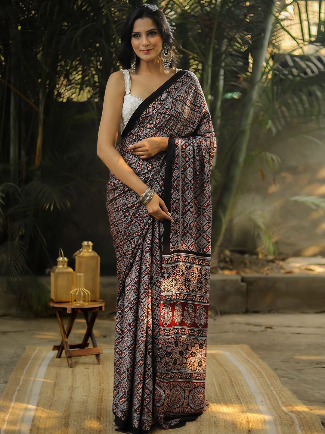

Prasam Ethnic Motifs Printed Block Printed Saree, Black
