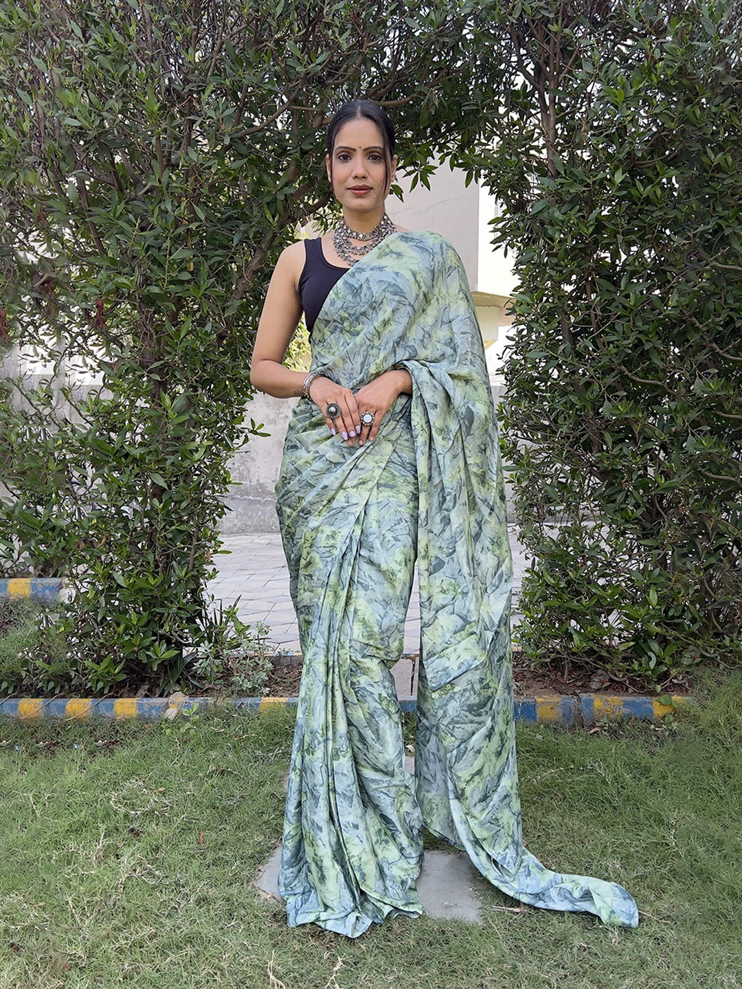 

DIVASTRI Floral Printed Satin Ready to Wear Saree, Blue