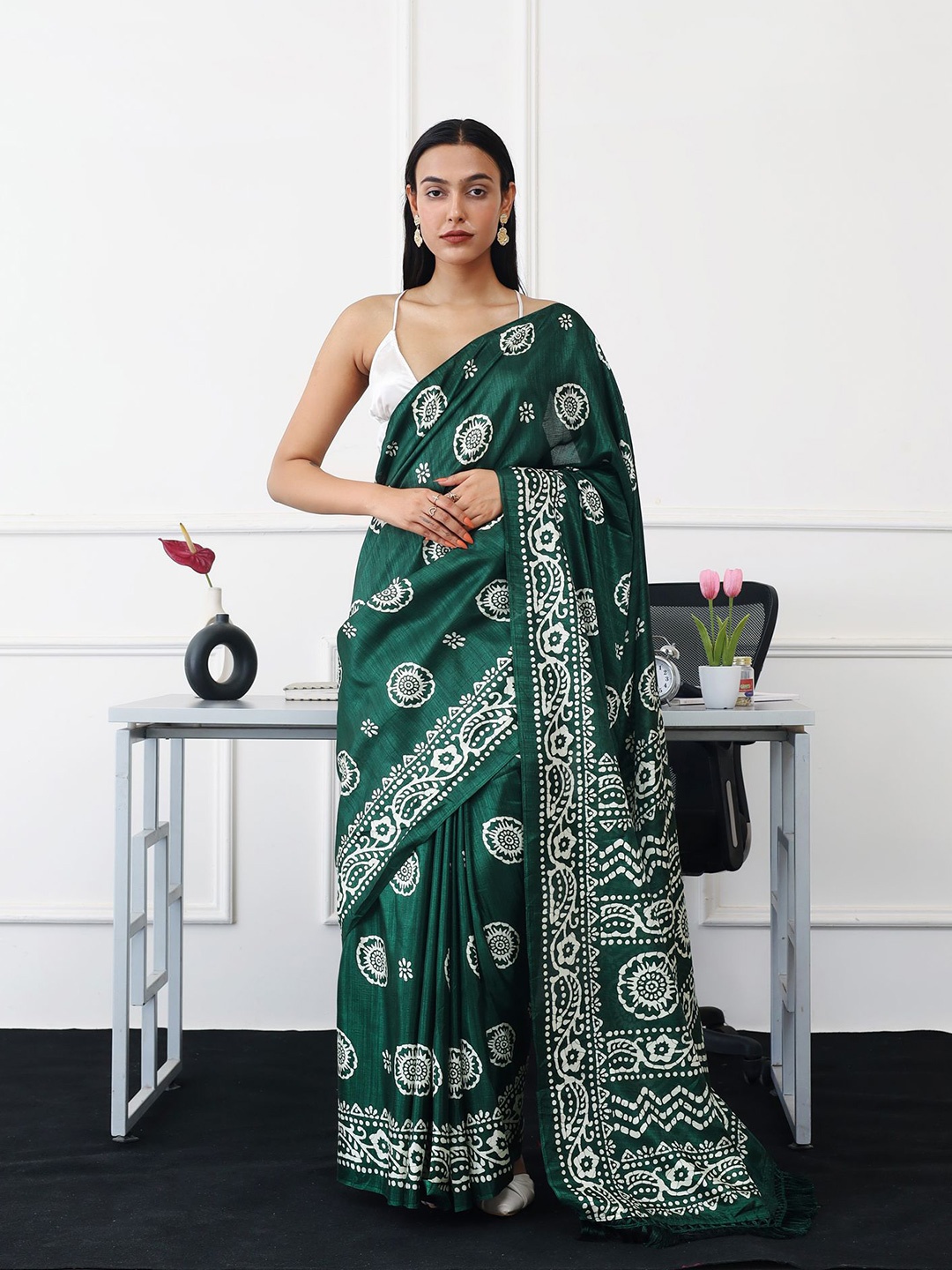 

Tikhi Imli Ethnic Motifs Printed Satin Ready to Wear Saree, Green
