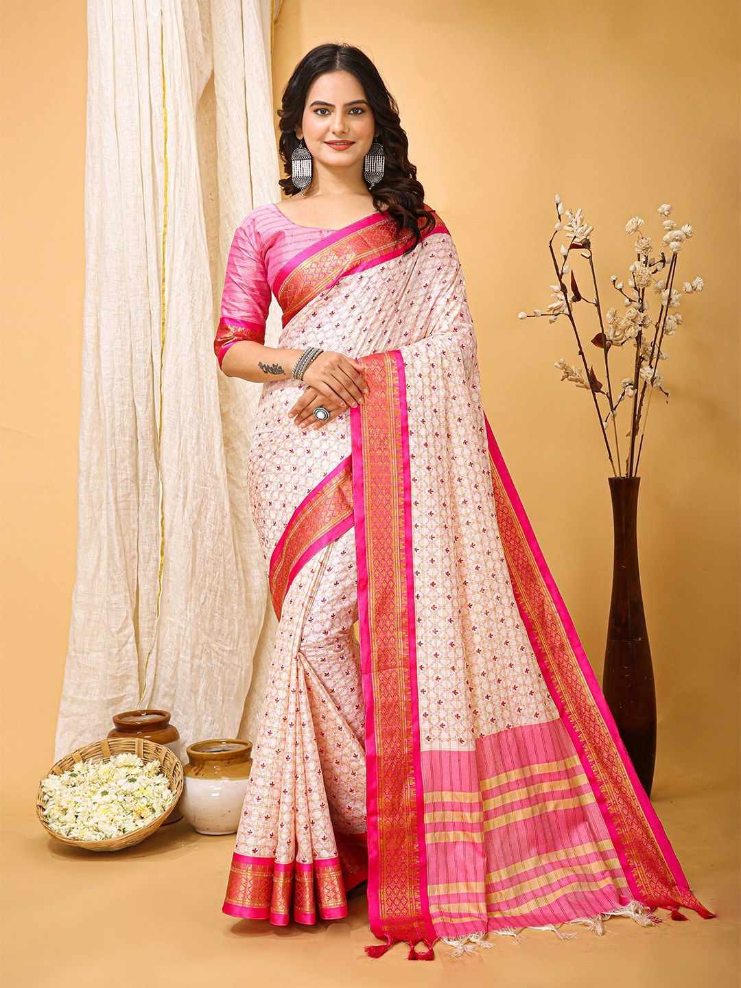 

Kriyansh Floral Printed Zari Saree, Pink