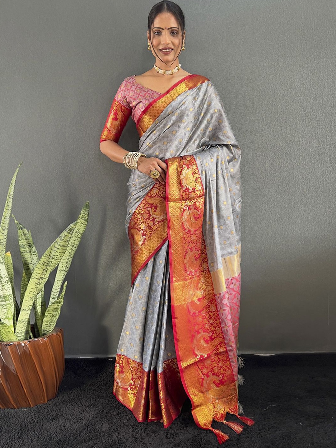 

Panzora Woven Design Zari Saree, Grey