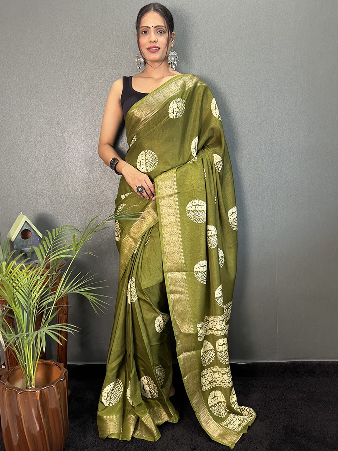 

DIVASTRI Ethnic Motifs Printed Pure Silk Ready to Wear Saree, Green