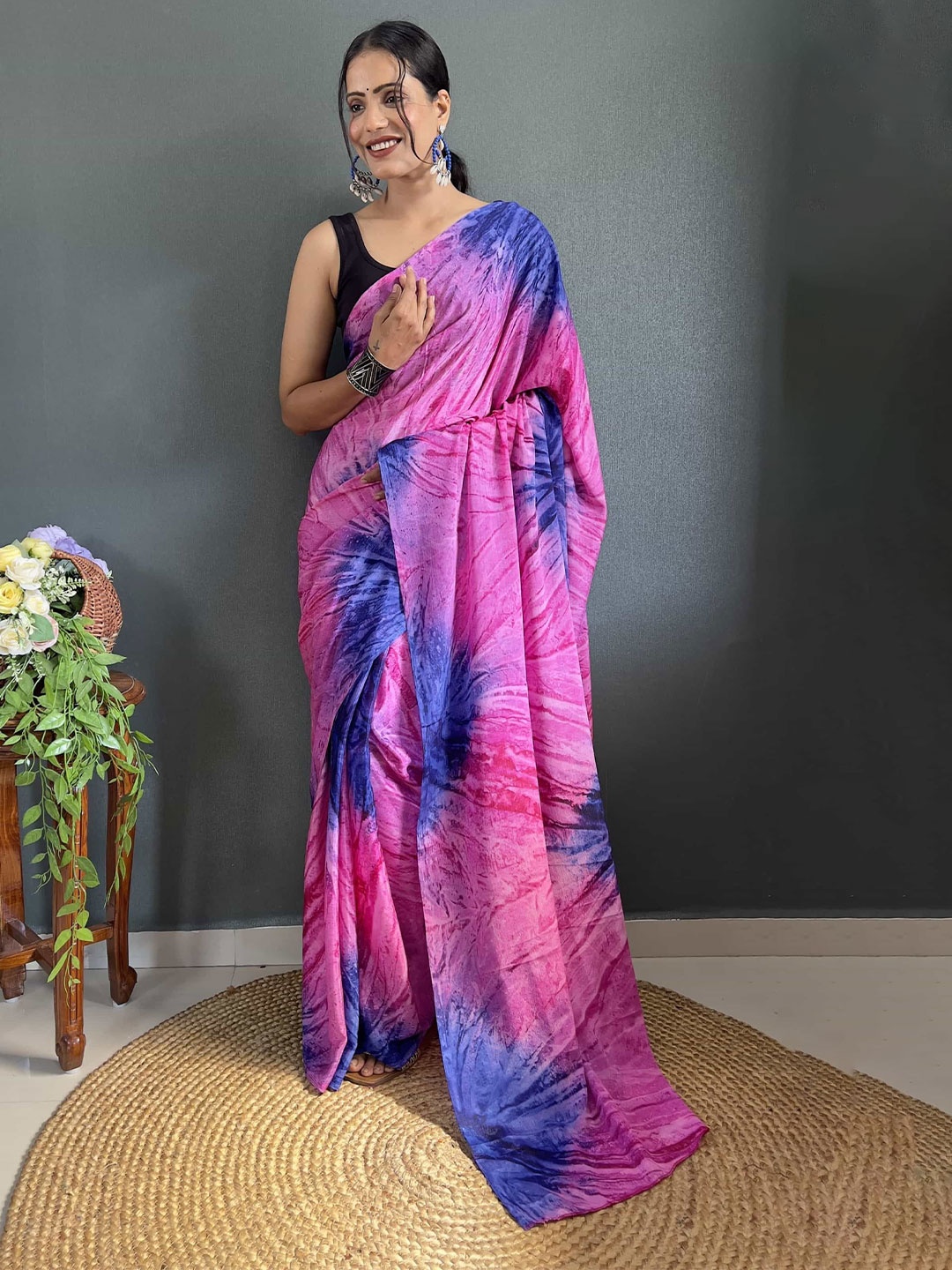 

DIVASTRI Floral Printed Ready to Wear Saree, Purple