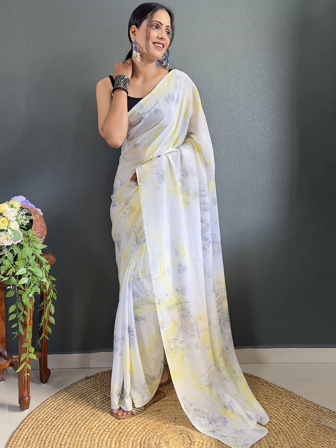 

DIVASTRI Abstract Printed Pure Chiffon Ready to Wear Saree, White