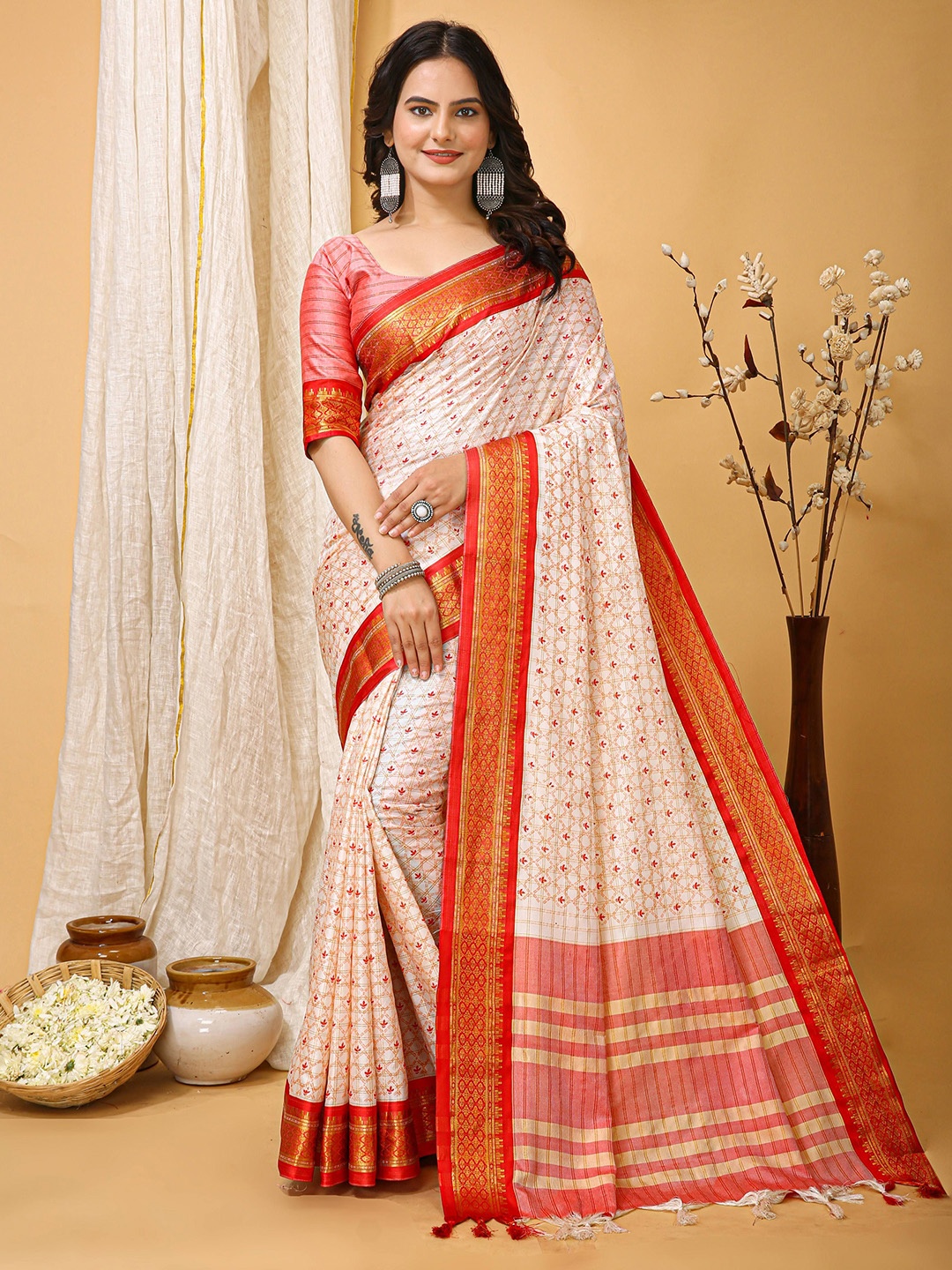 

Kriyansh Women Floral Printed Woven Design Saree, Red