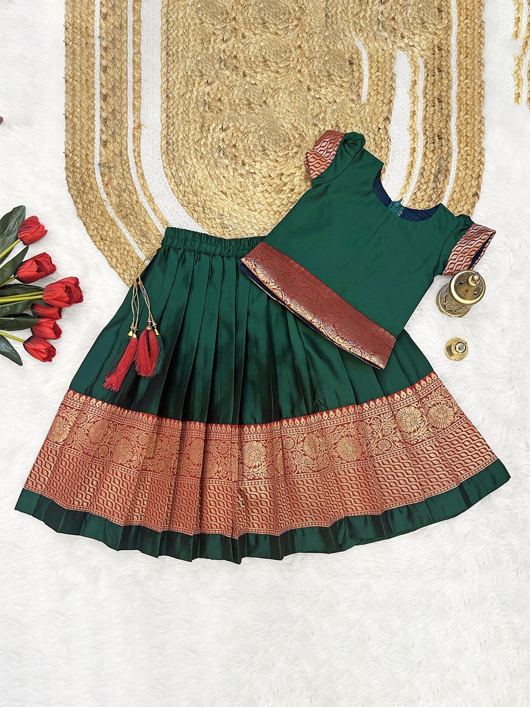 

FELIZ THE DESIGNER STUDIO Girls Woven Design Zari Jacquard Ready to Wear Lehenga & Blouse, Green