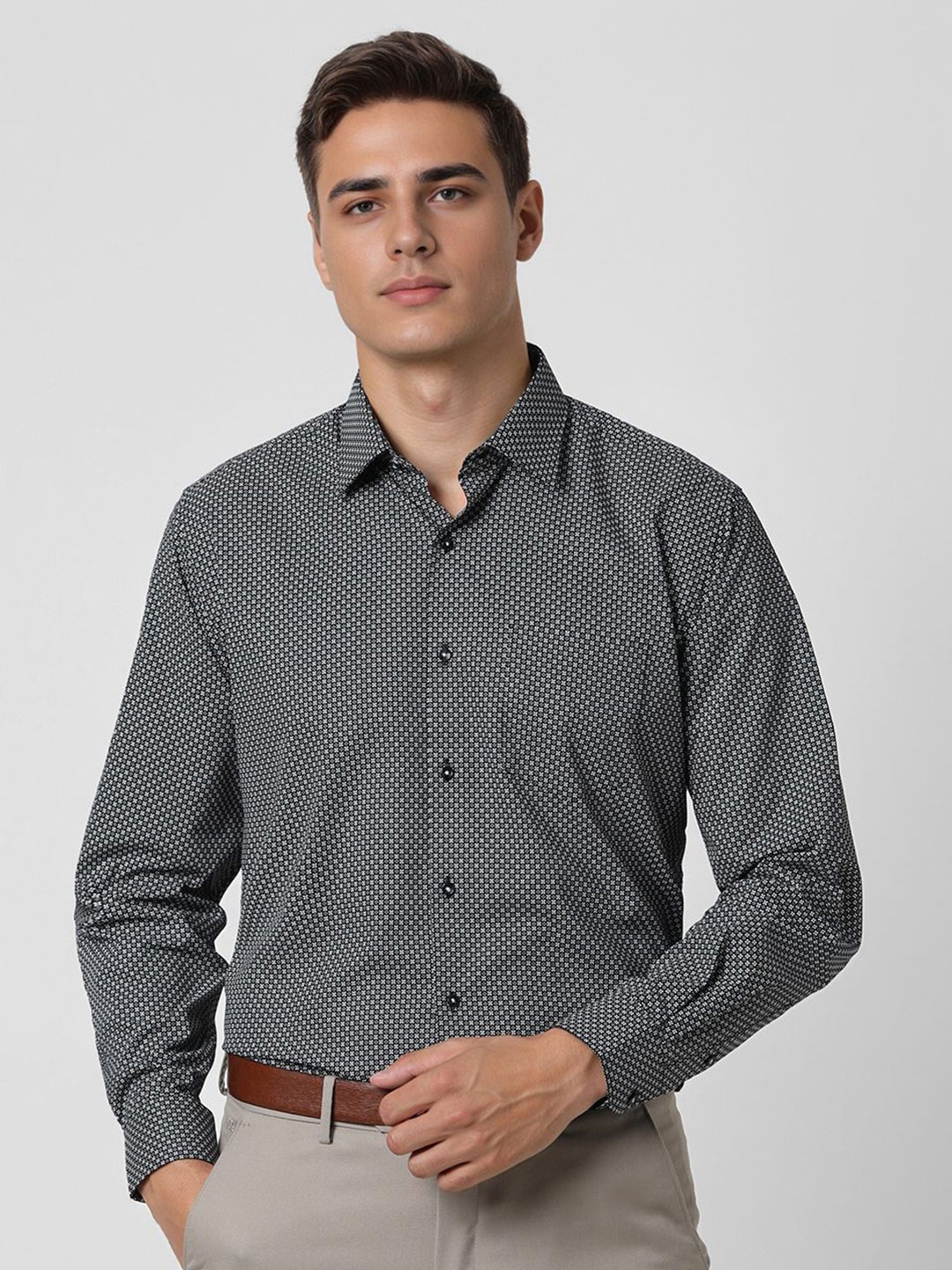 

Van Heusen Men Spread Collar Floral Printed Cotton Formal Shirt, Black