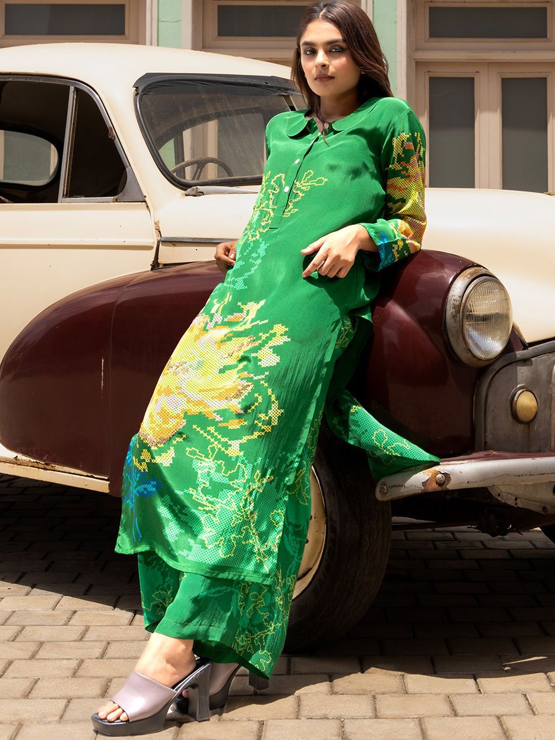 

EARTH O FAB Shirt Collar Floral Printed Silk Crepe Straight Kurta with Palazzos, Green