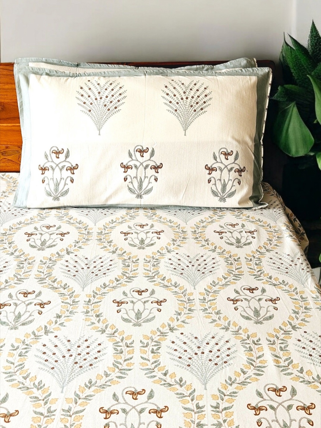 

Feels Like Home White & Yellow Floral 180 TC King Bedsheet with 2 Pillow Covers