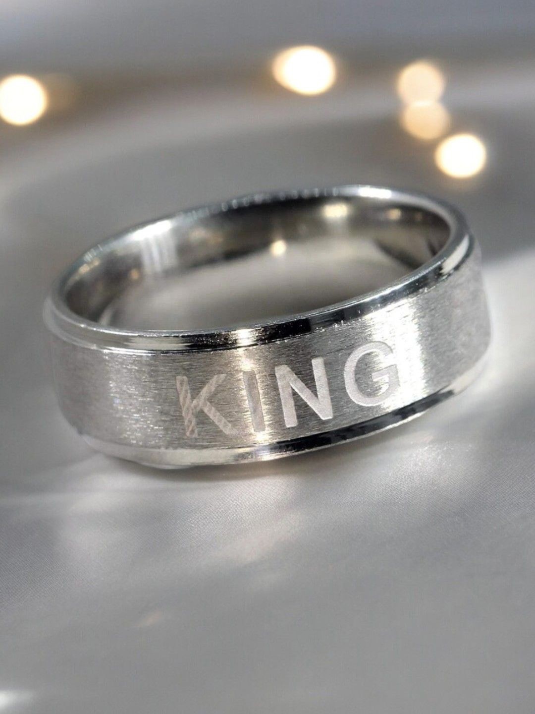 

The Roadster Lifestyle Co King Band Finger Ring, Silver