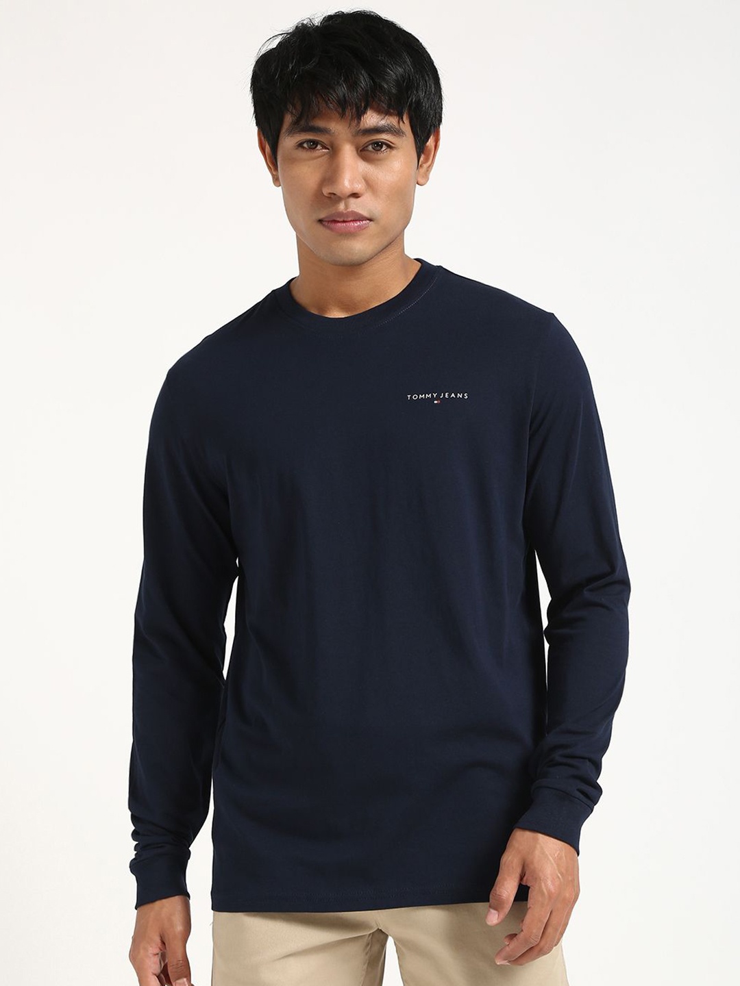 

Tommy Hilfiger Men Solid Slim Fit Pure Cotton T-shirt, Navy blue