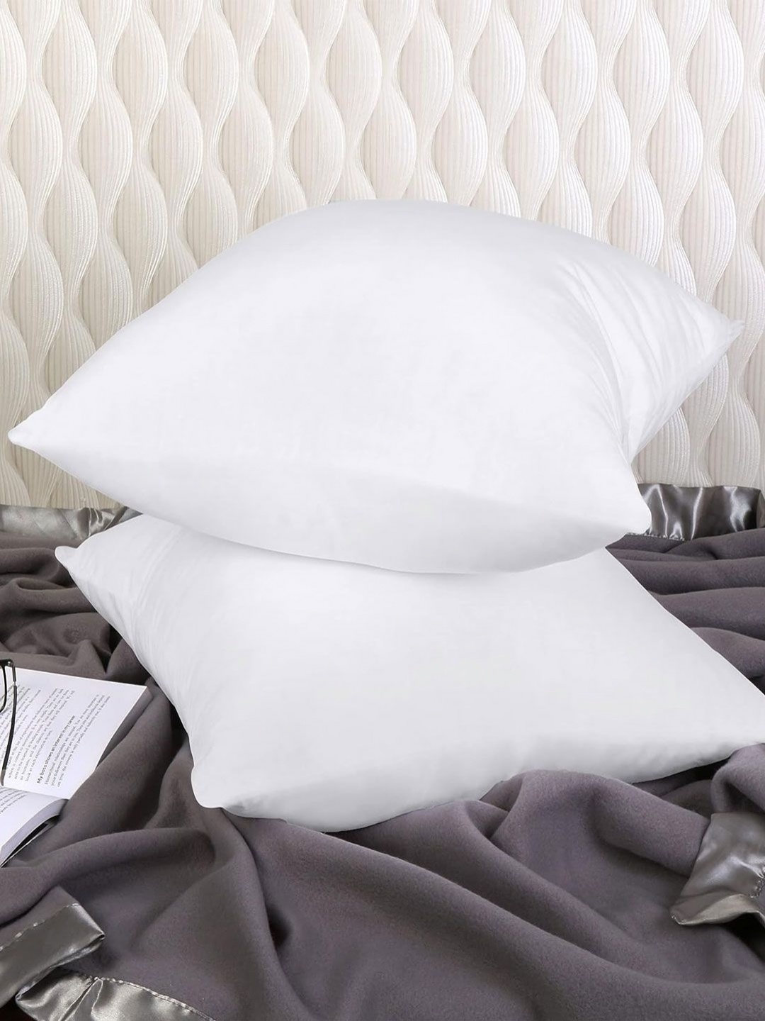 

LUXEHOME INTERNATIONAL 2-Pcs White Square Lightweight Cushion