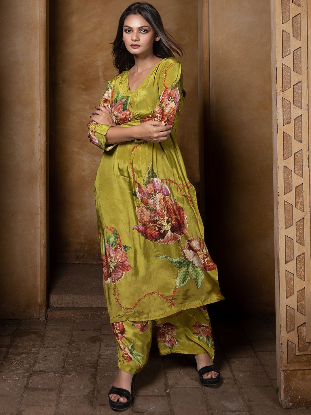 

EARTH O FAB V-Neck Floral Printed Silk Crepe Kurta with Palazzos, Lime green