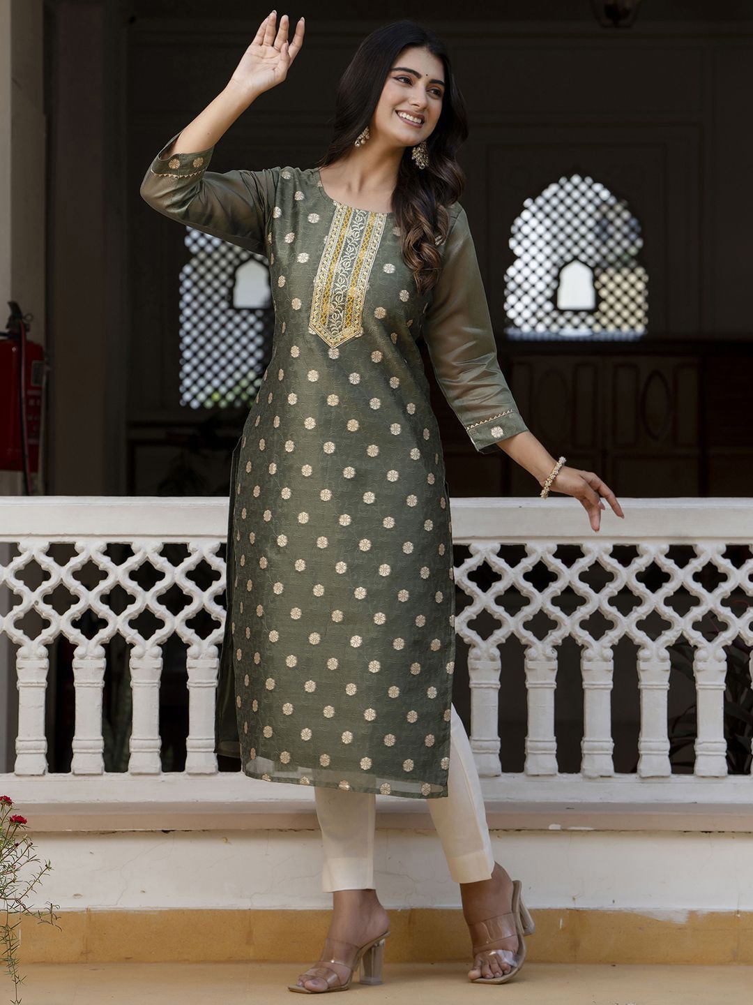 

VredeVogel Women Geometric Embroidered Thread Work Kurta, Green