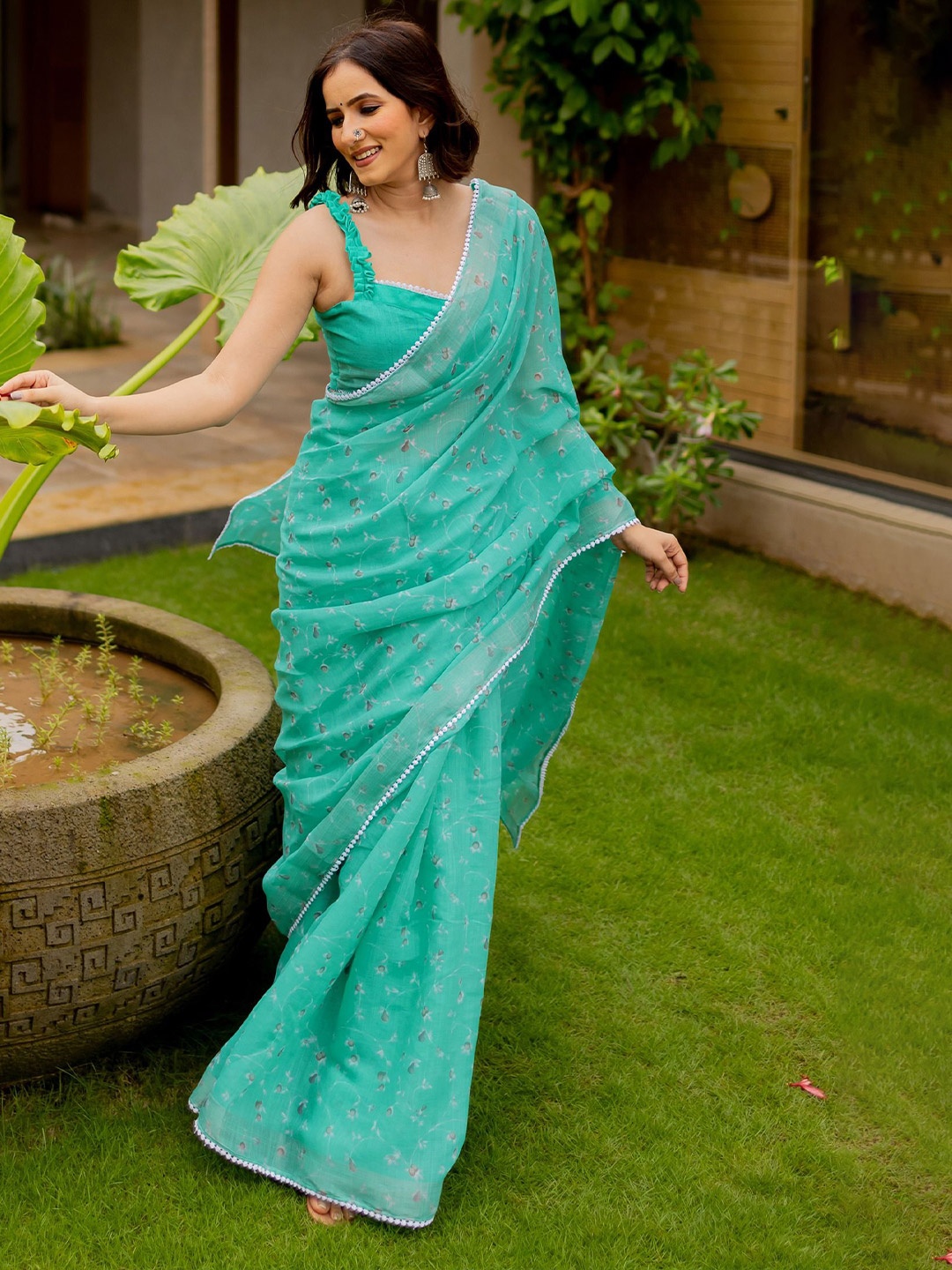 

KALINI Floral Printed Saree With Blouse Piece, Teal