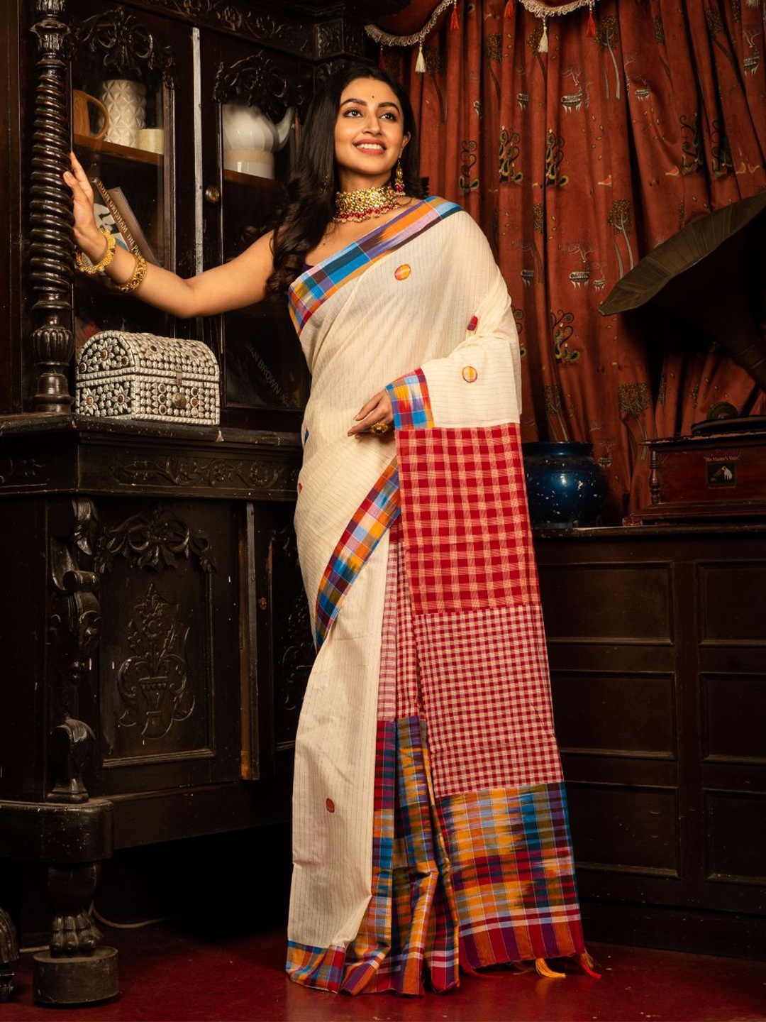

8POURE Women Colourblocked Printed Pure Cotton Designer Saree, Off white