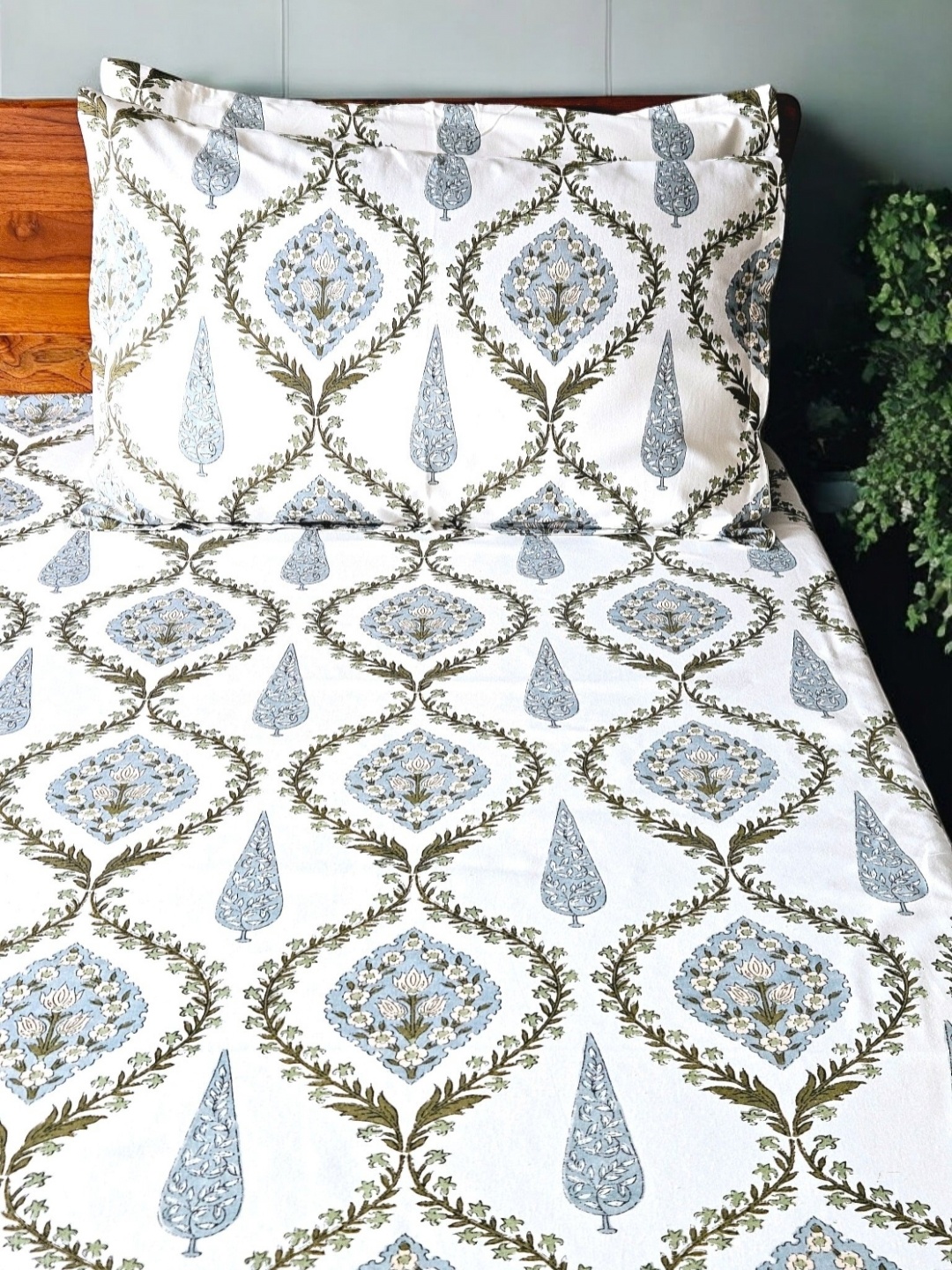 

Feels Like Home White & Blue Floral 180 TC King Bedsheet with 2 Pillow Covers