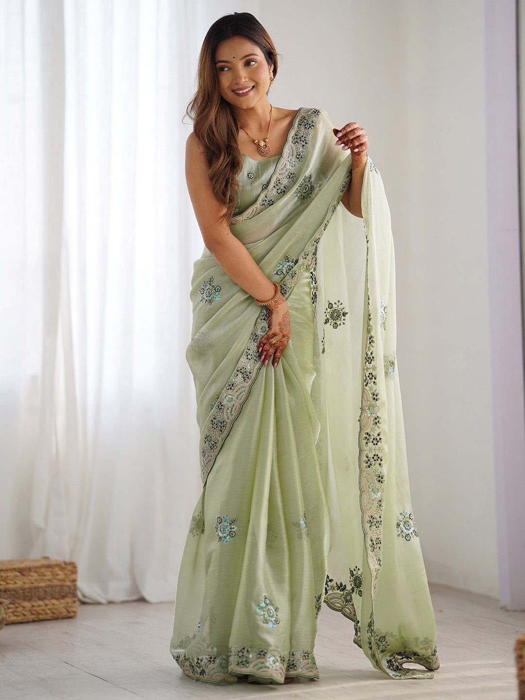 

Anouk Floral Embellished Sequinned Organza Saree, Green