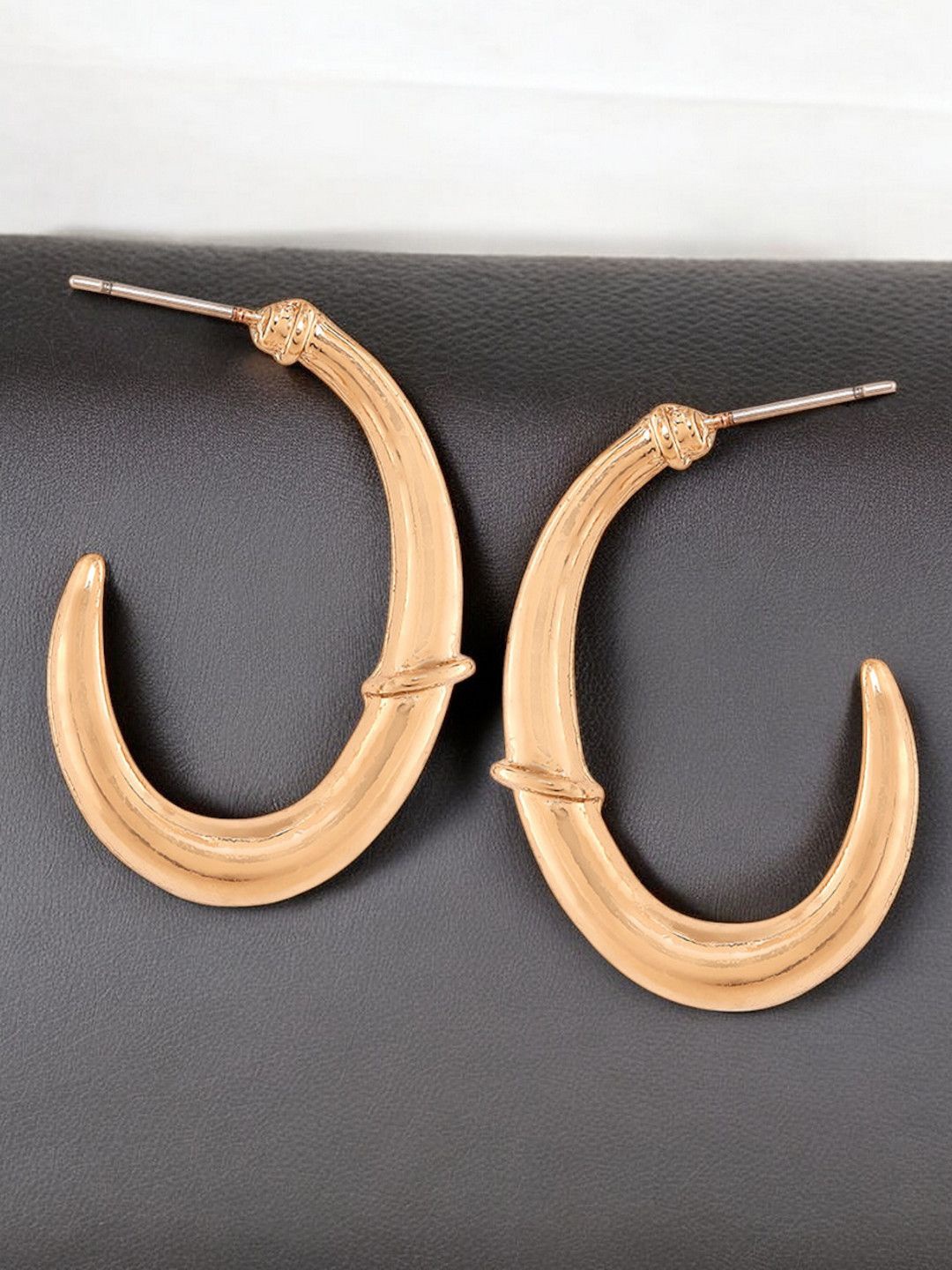 

DressBerry Gold Toned Contemporary Hoop Earrings