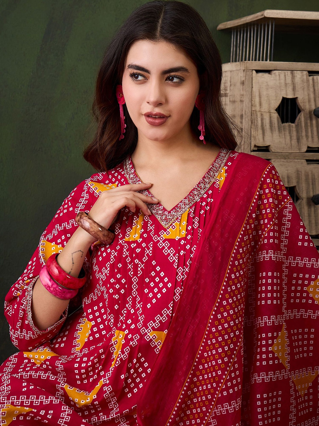 

Sangria Printed V- Neck Kurta, Trouser & Dupatta Set, Pink
