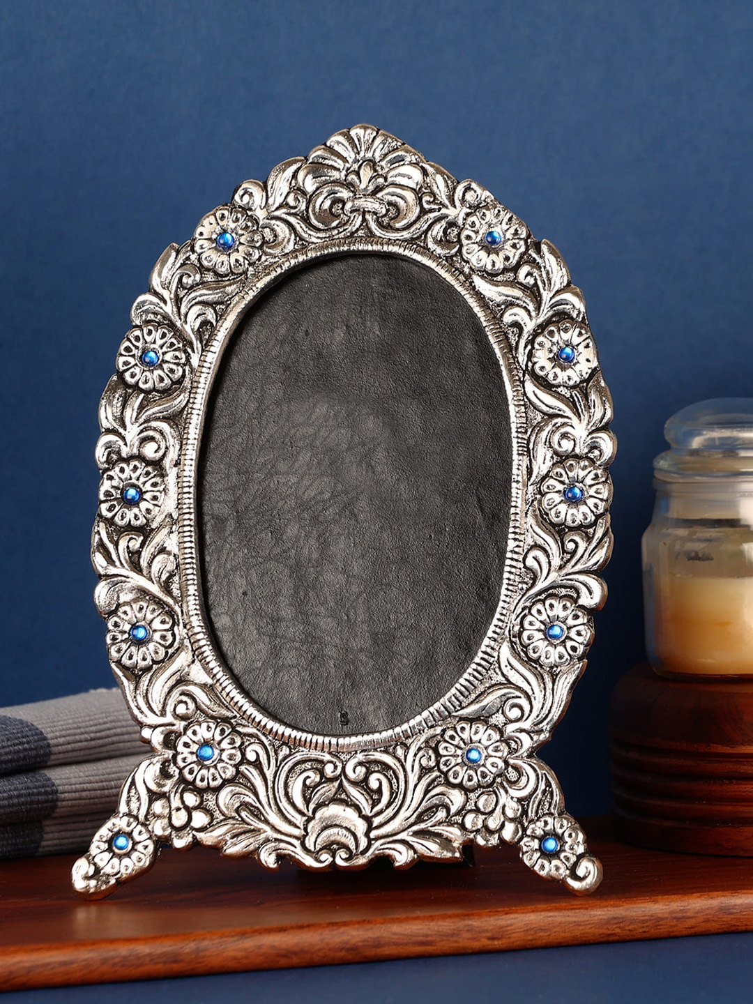 

NM Silver-Toned & Black Self Design Silver Plated Oval Shaped Table Photo Frame