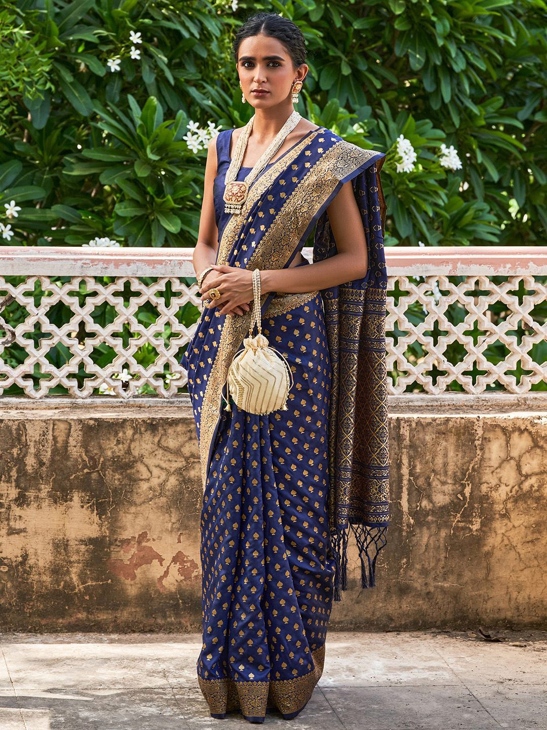 

KALINI Navy Blue Banarasi Silk Ethnic Motifs Saree with Unstitched Blouse Piece