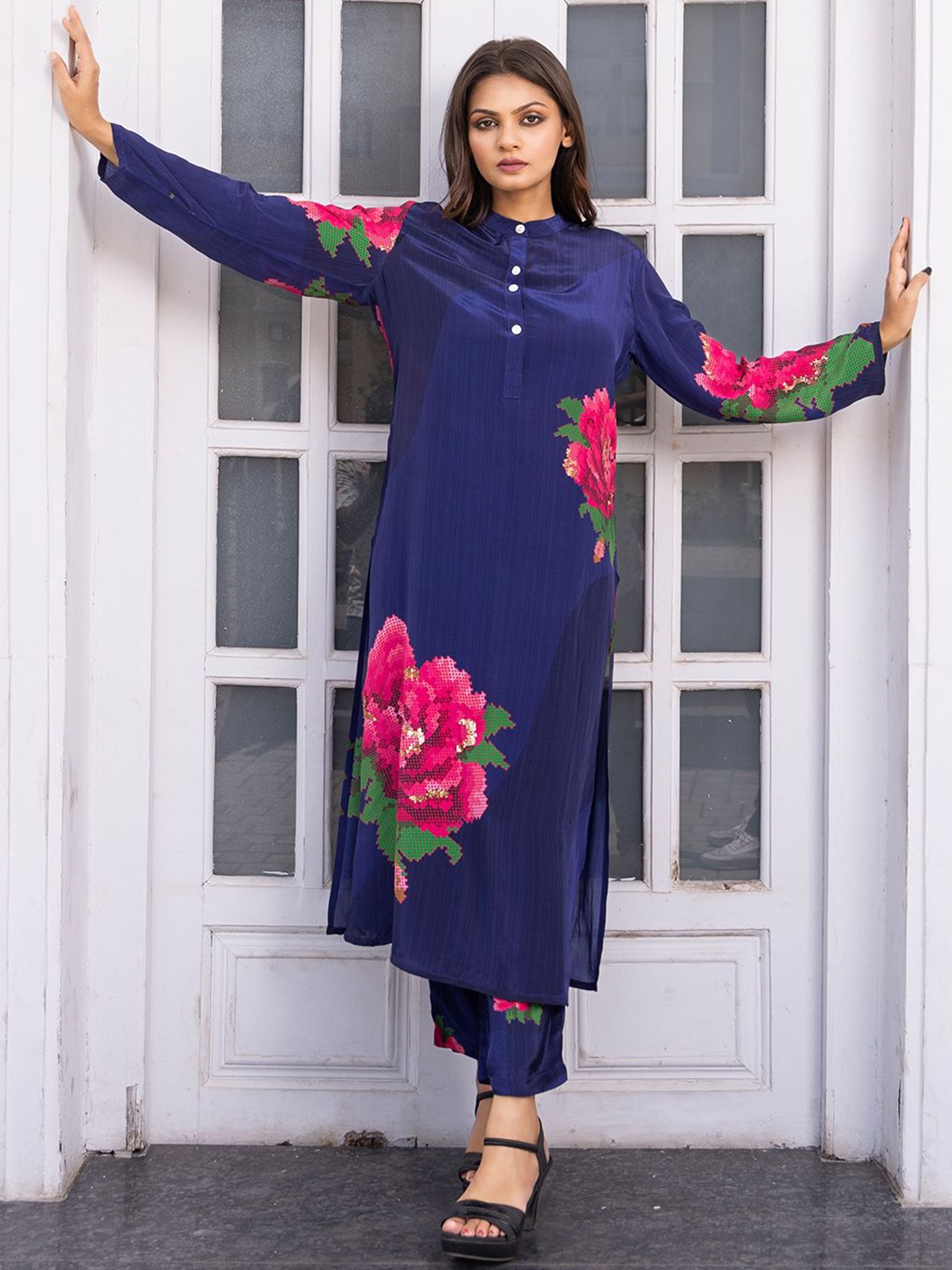 

EARTH O FAB Band Collar Floral Printed Silk Crepe Straight Kurta with Palazzos, Blue