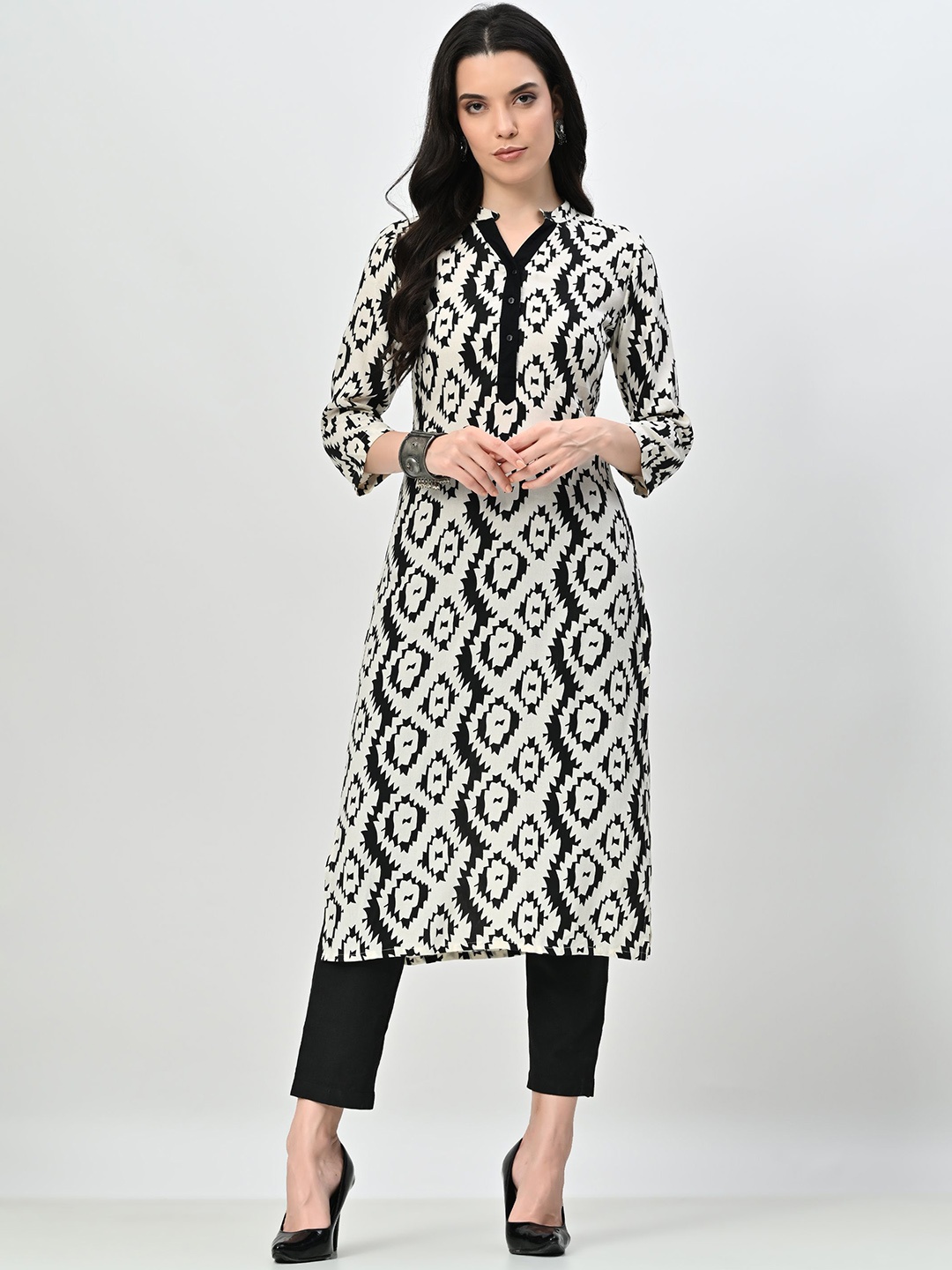 

AMBI Women Floral Printed Regular Kurta with Trousers, Black