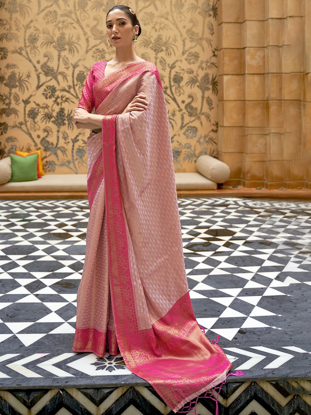 

Rujave Woven Design Zari Saree, Pink