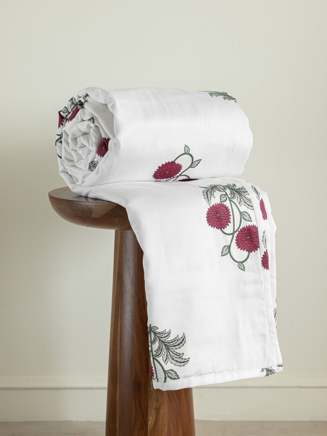 

HOMEMONDE White & Red Floral AC Room 210 GSM Single Bed Dohar