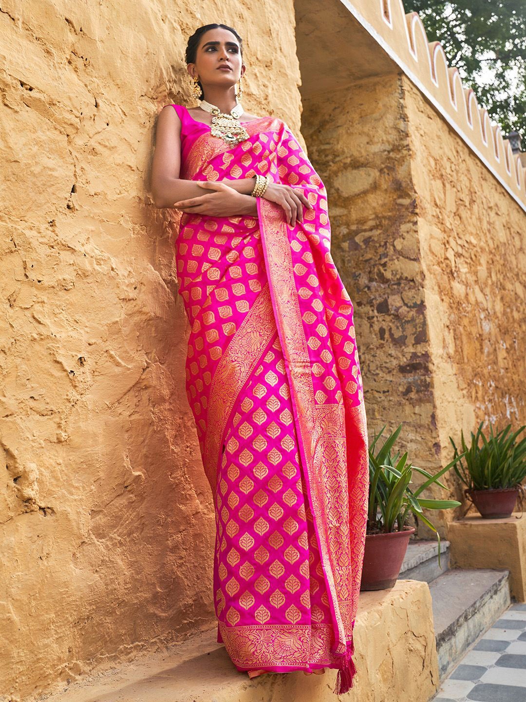 

KALINI Rani Pink Banarasi Silk Ethnic Motifs Saree with Unstitched Blouse Piece