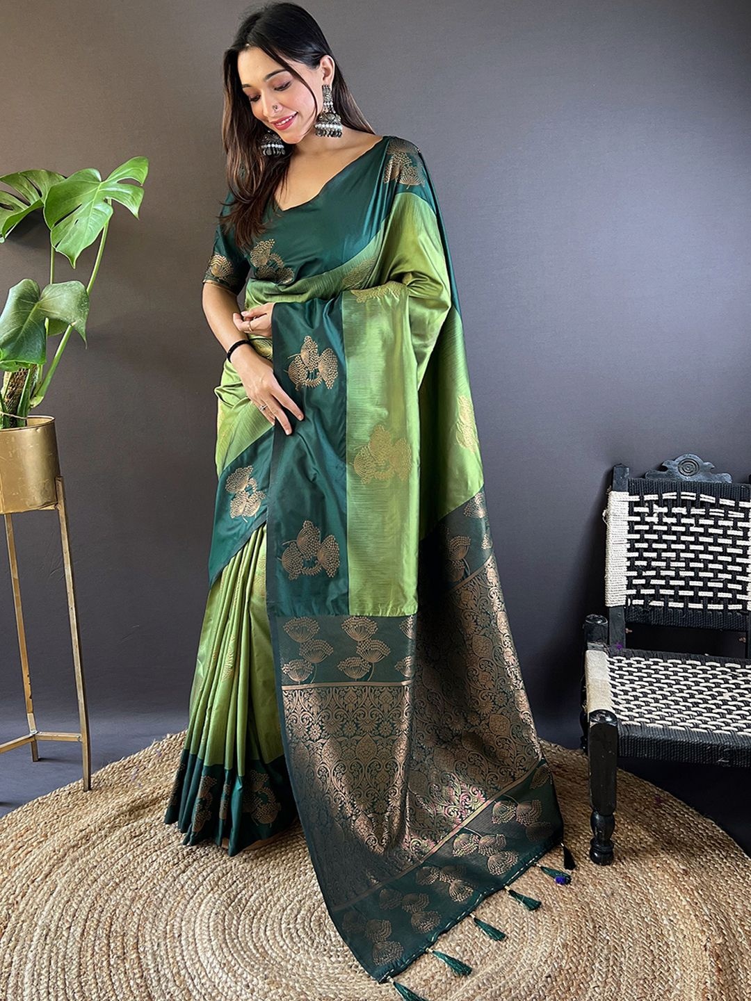 

Panzora Woven Design Zari Silk Blend Designer Saree, Green