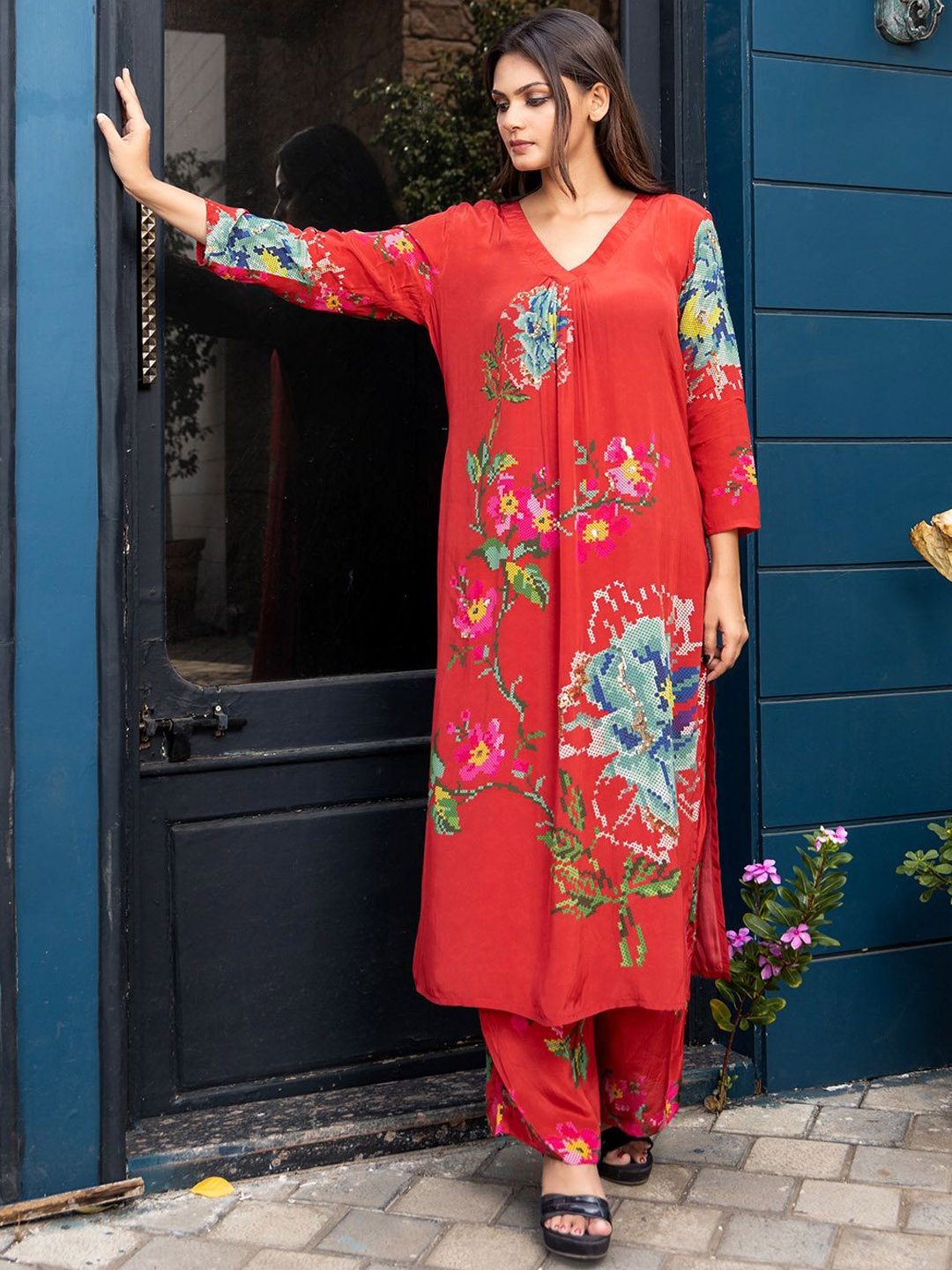 

EARTH O FAB V-Neck Floral Printed Silk Crepe Kurta with Palazzos, Red