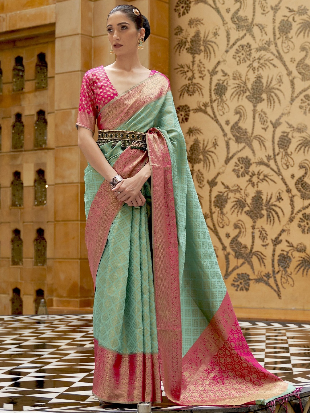 

Rujave Women Woven Design Zari Fusion Saree, Green