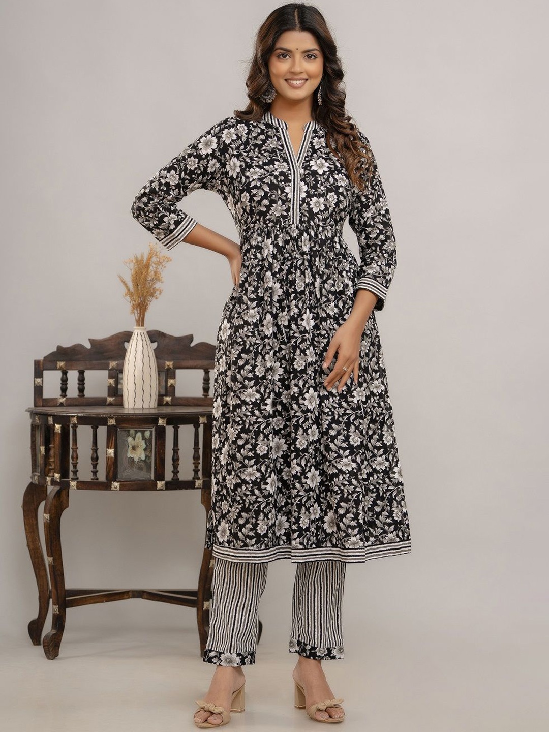 

SUNEKH Women Floral Printed Regular Kurta with Trousers, Black