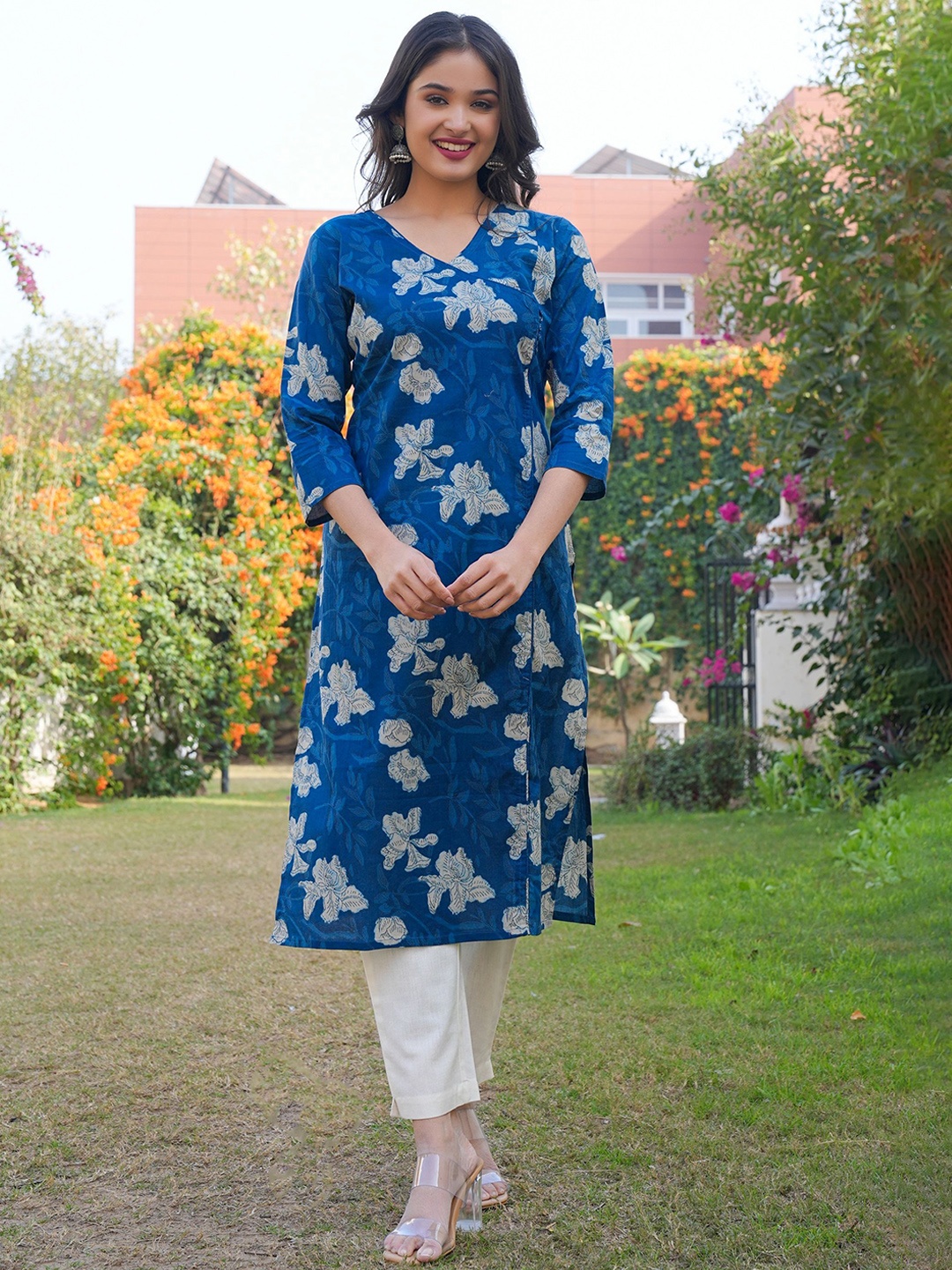 

Vbuyz Floral Printed V-Neck Pure Cotton Straight Kurta, Blue