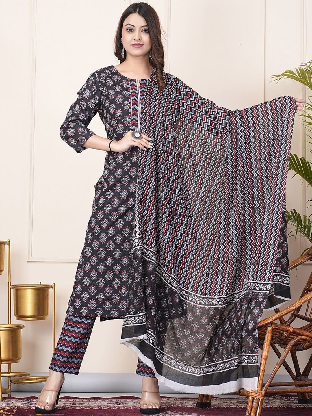 

SUNEKH Women Floral Printed Regular Kurta with Trousers & With Dupatta, Black
