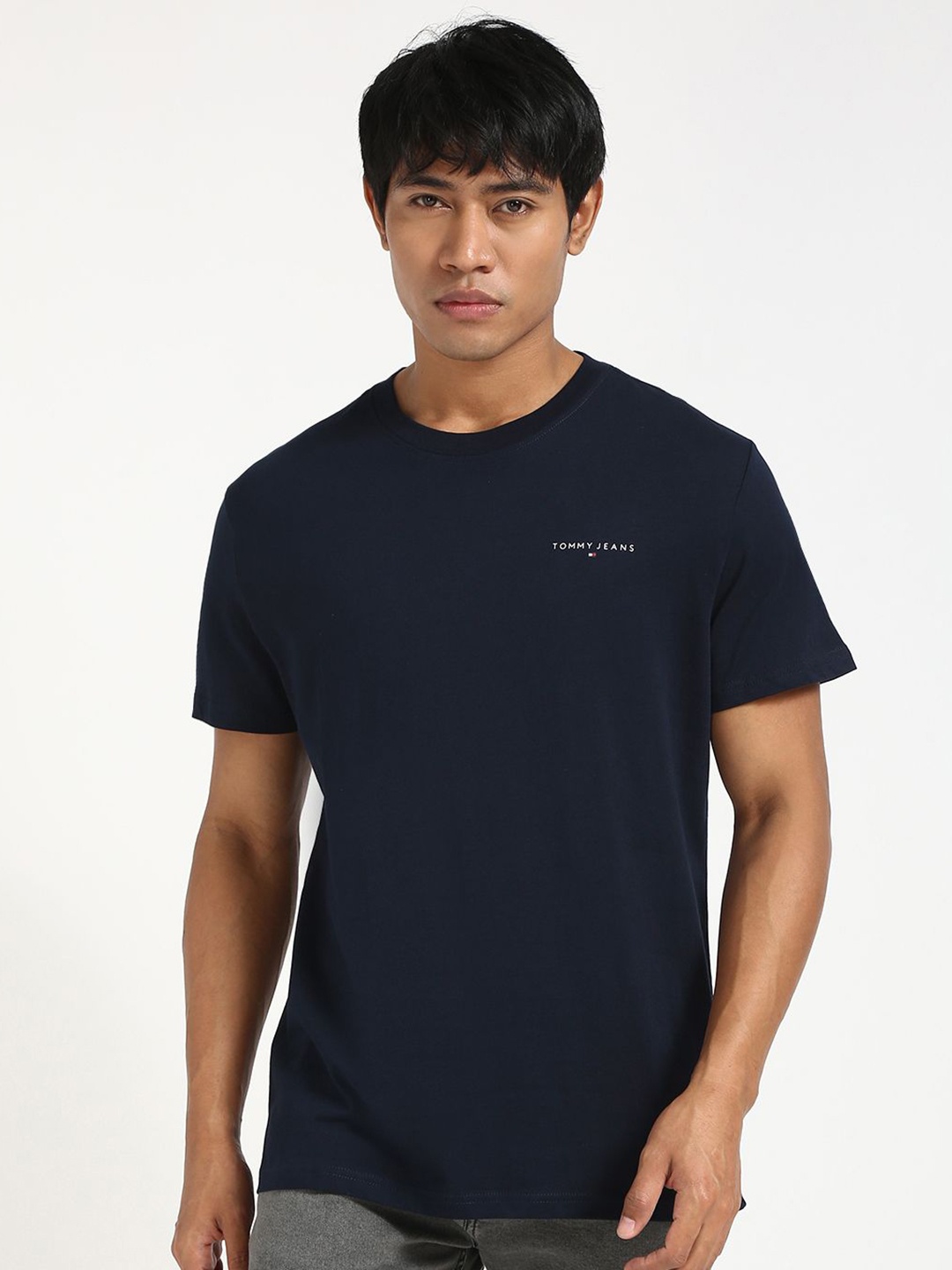 

Tommy Hilfiger Men Solid Round Neck Slim Fit Pure Cotton T-shirt, Navy blue