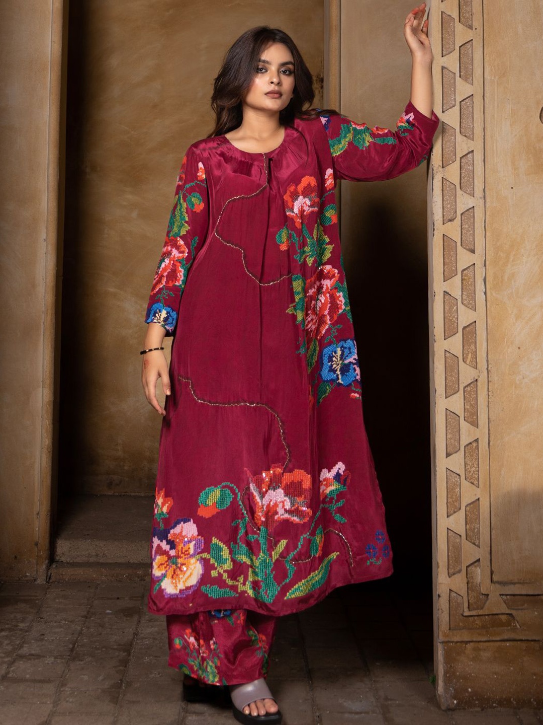 

EARTH O FAB Round Neck Floral Printed Silk Crepe A-Line Kurta with Palazzos, Maroon