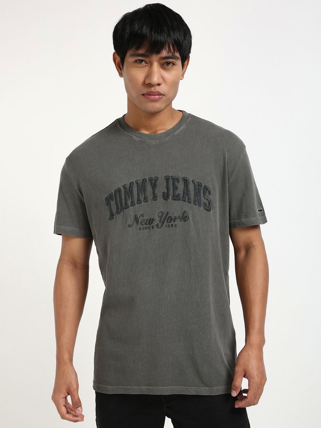 

Tommy Hilfiger Men Typography Embroidered Pure Cotton T-shirt, Grey