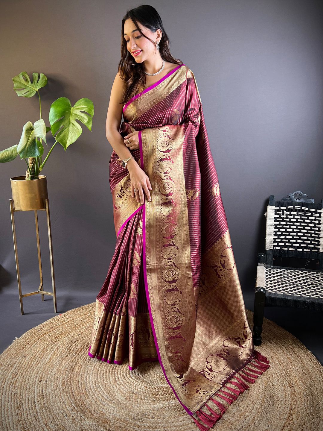 

Panzora Woven Design Zari Silk Blend Designer Banarasi Saree, Maroon