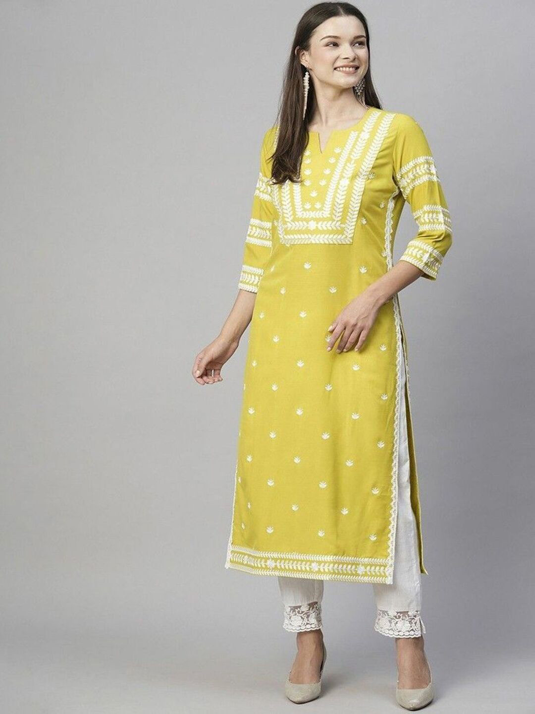 

REALLTREND Women Geometric Embroidered Gotta Patti Kurta, Yellow