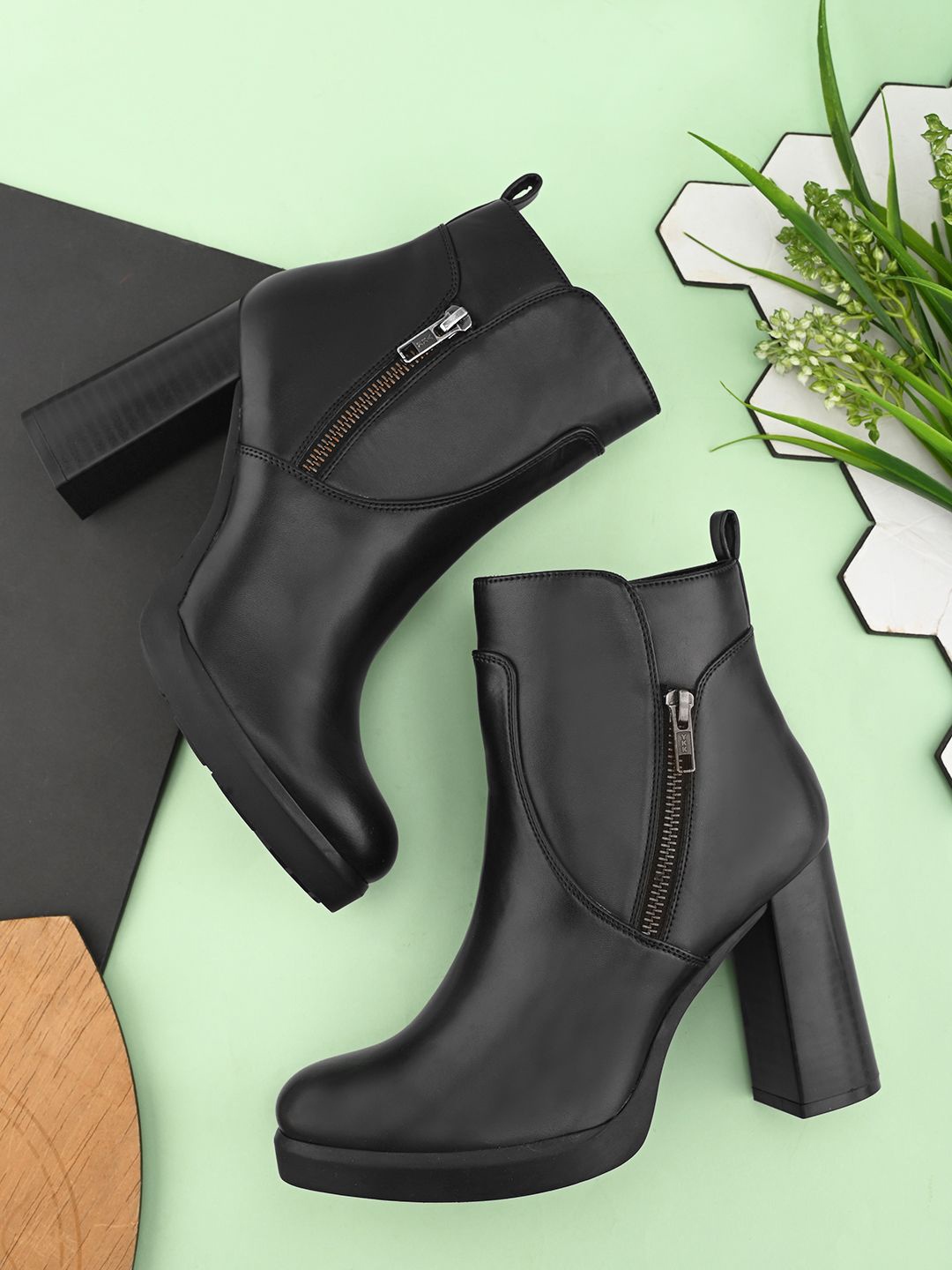 

The Roadster Lifestyle Co Women Block Heeled Chelsea Boots, Black