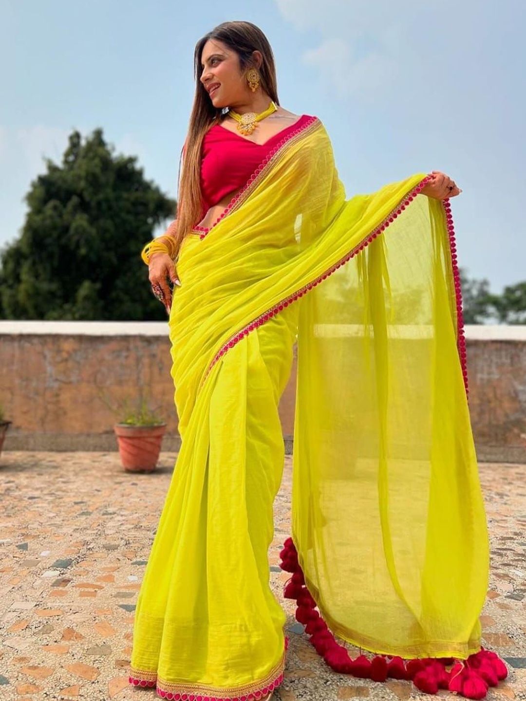 

APNISHA Embroidered Pure Georgette Saree, Yellow