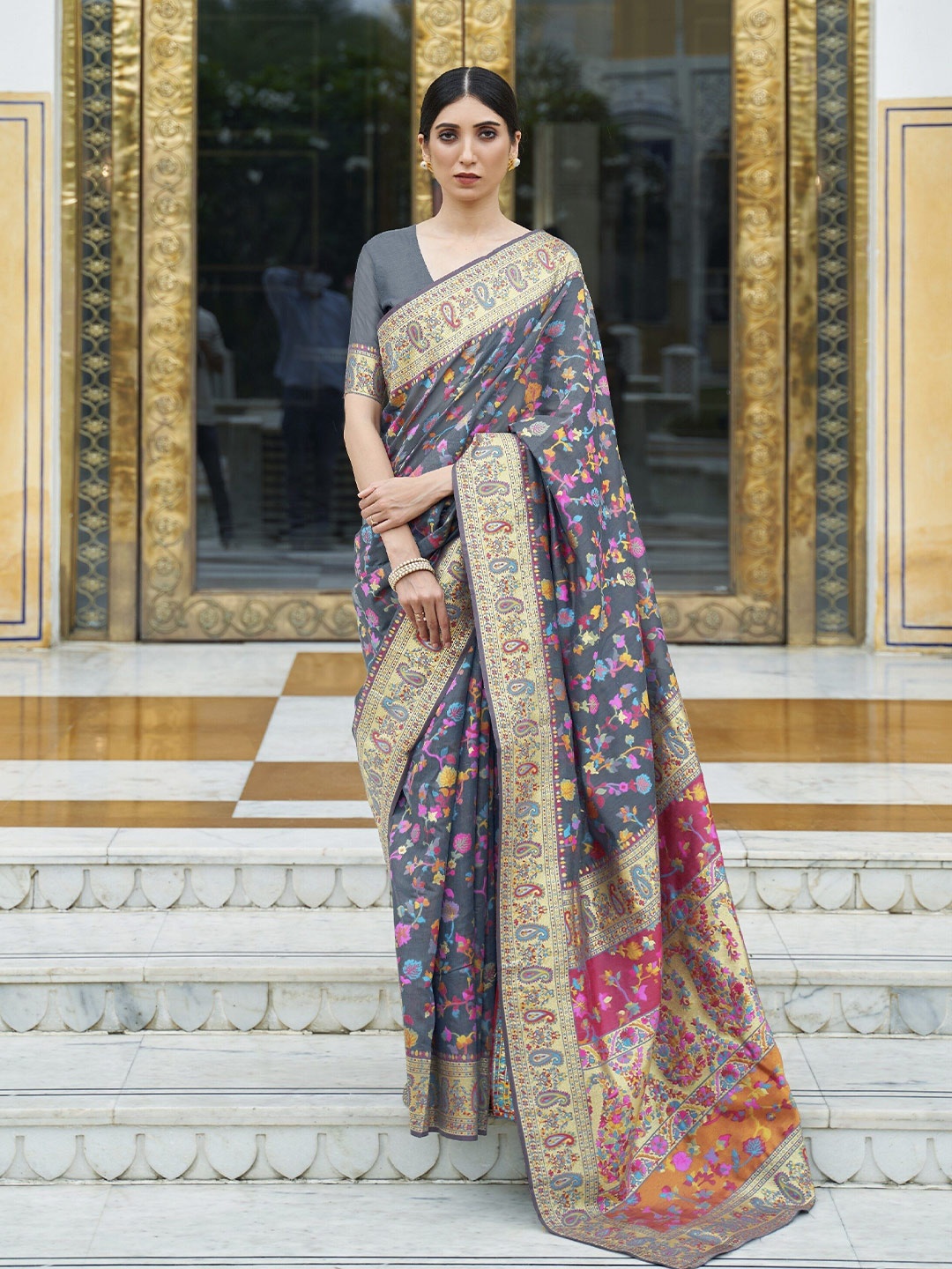 

Rujave Floral Printed Saree, Grey