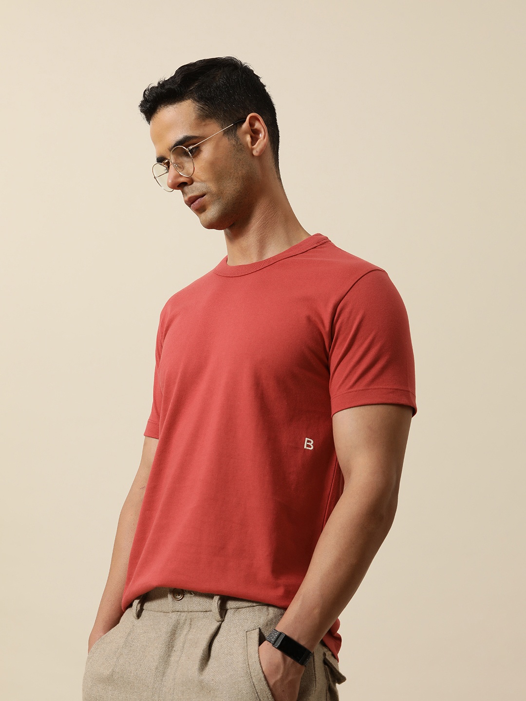 

Mr Bowerbird Round Neck Tailored Fit T-shirt With a Notebook, Red