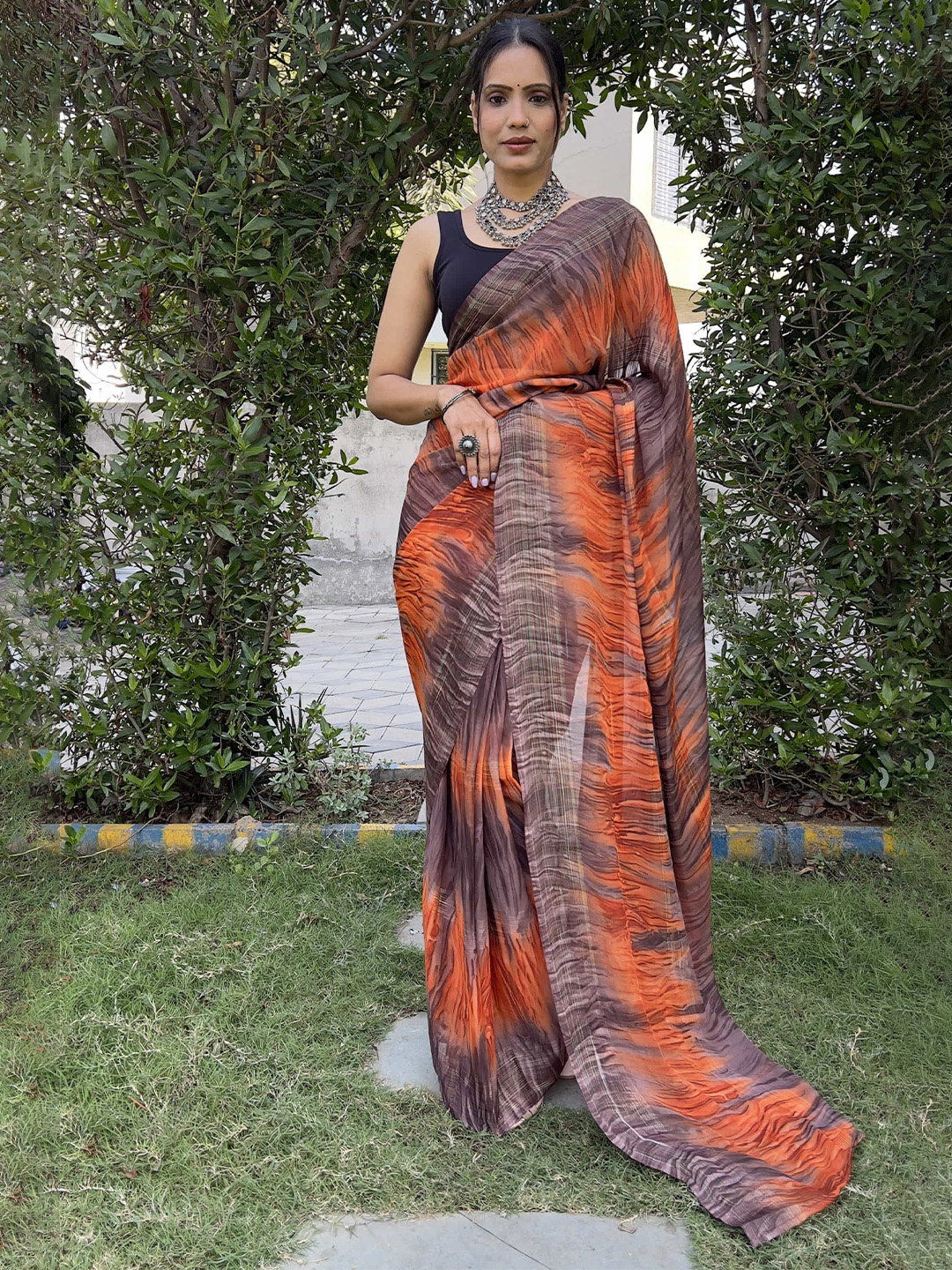 

DIVASTRI Women Tie and Dye Dyed Pure Chiffon Saree, Red