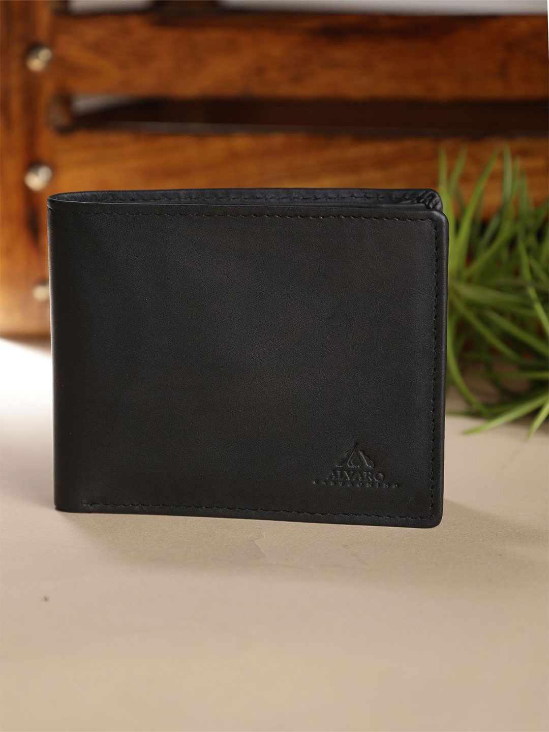 

Alvaro Castagnino Men Leather Two Fold Wallet, Black