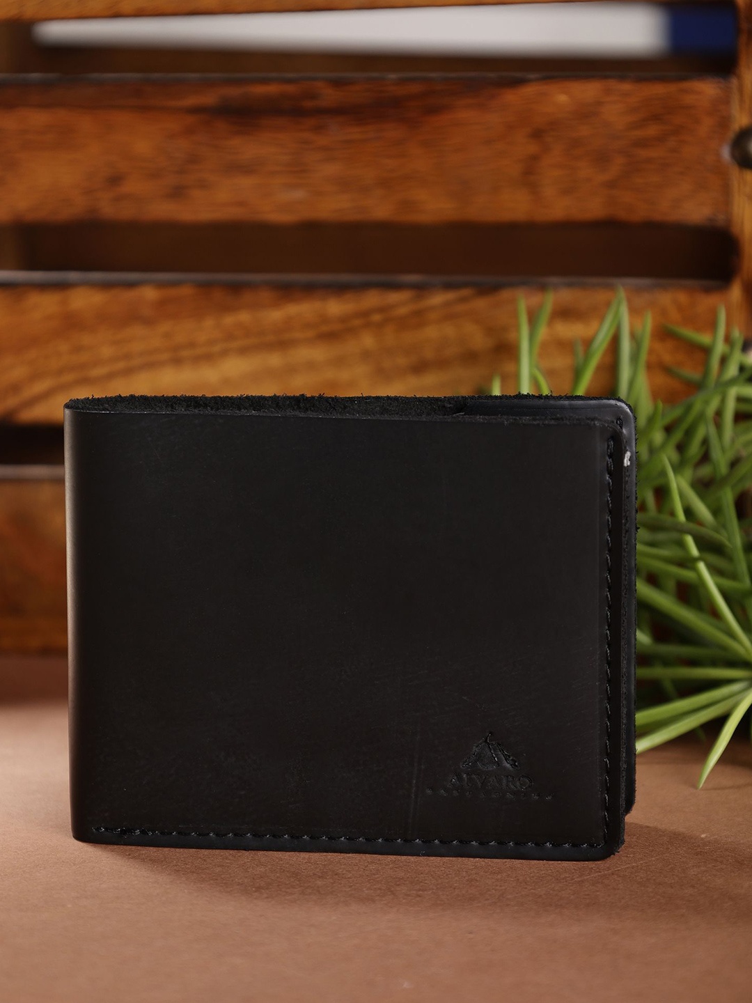 

Alvaro Castagnino Men Leather Two Fold Wallet, Black