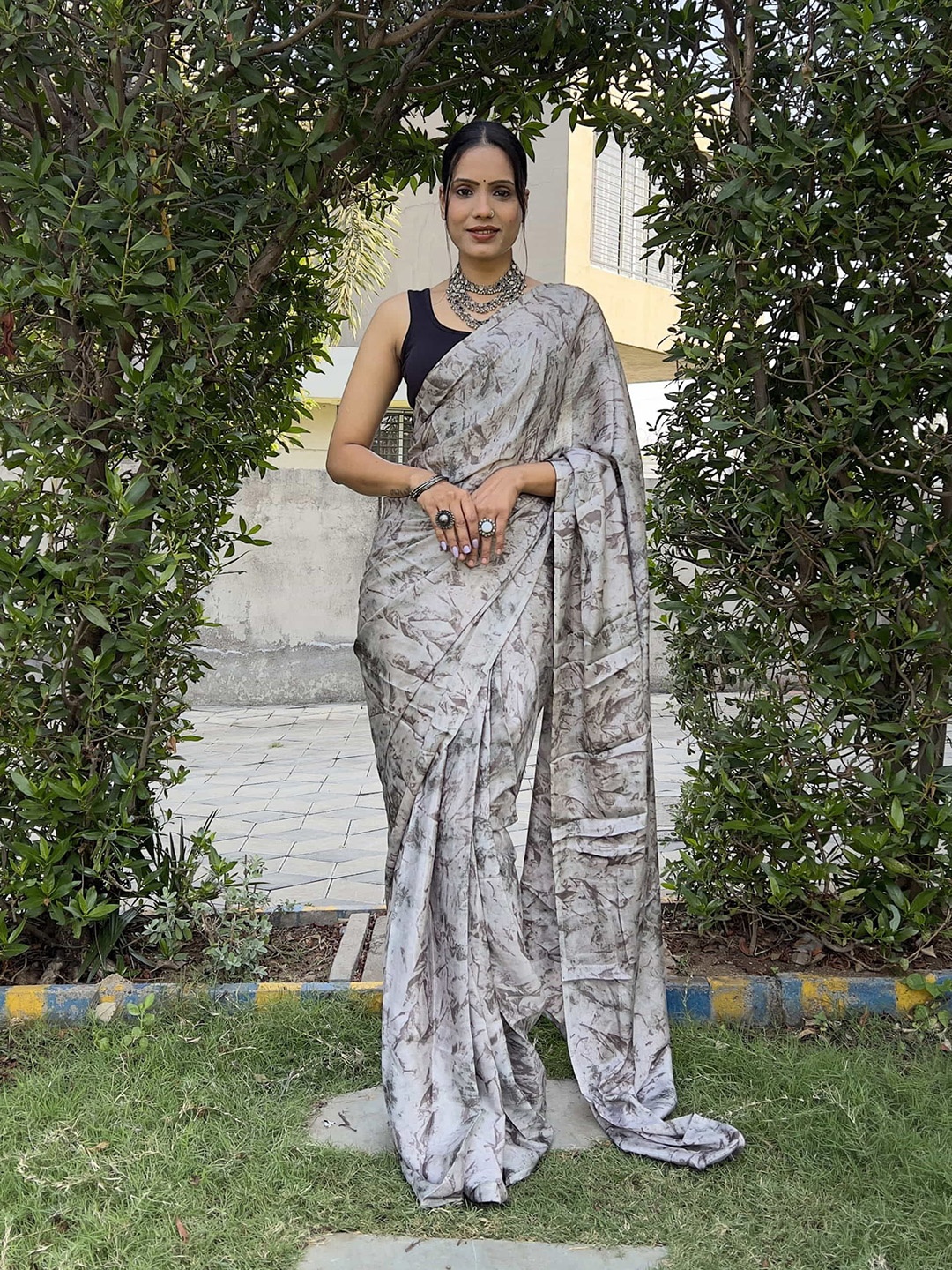 

DIVASTRI Abstract Printed Ready to Wear Saree, Grey